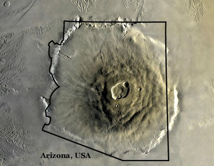 Olympus Mons, der größte Vulkan des Sonnensystems, im Vergleich mit den Umrissen des US Bundesstaates Arizona
